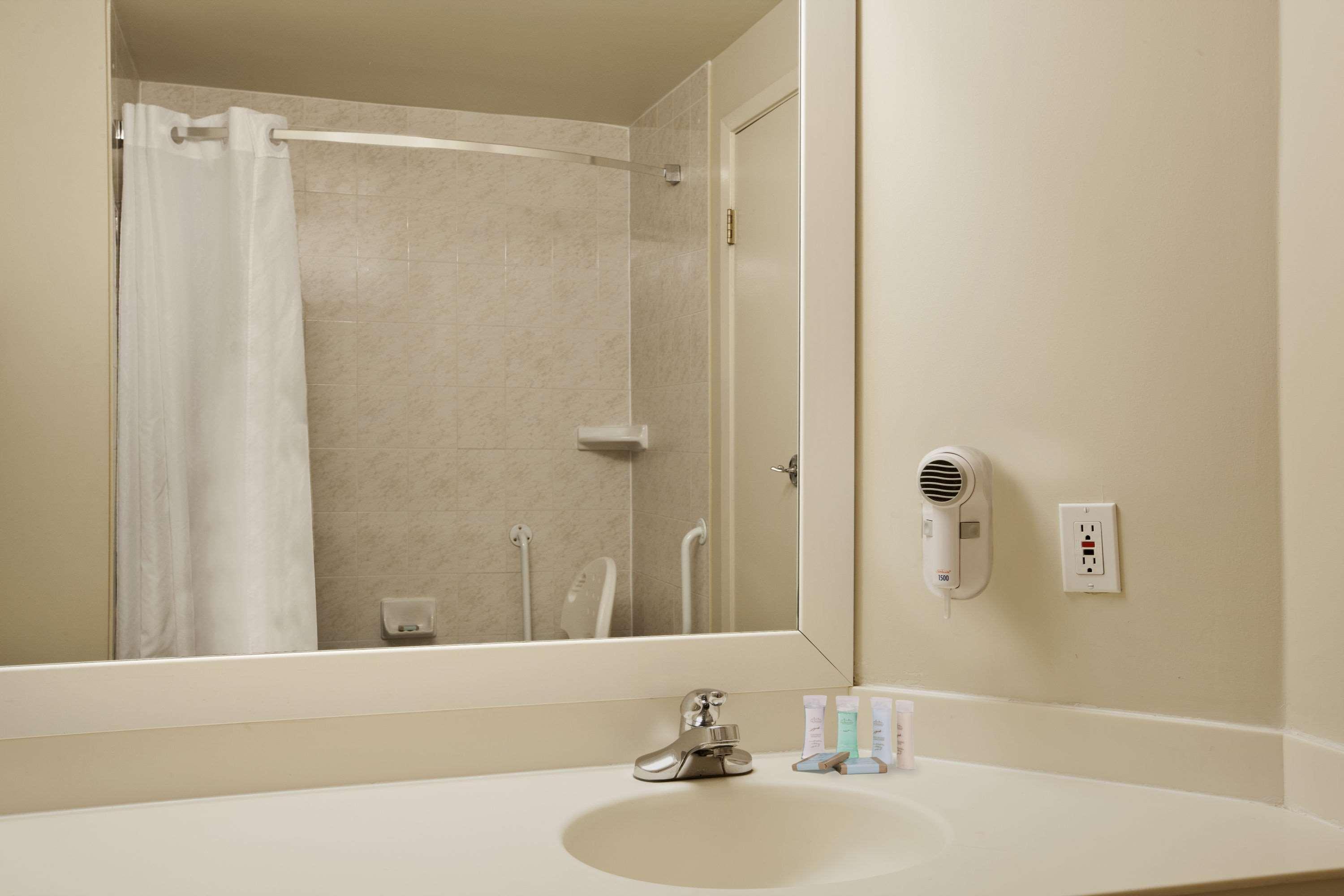 Travelodge By Wyndham Ottawa West Exteriér fotografie